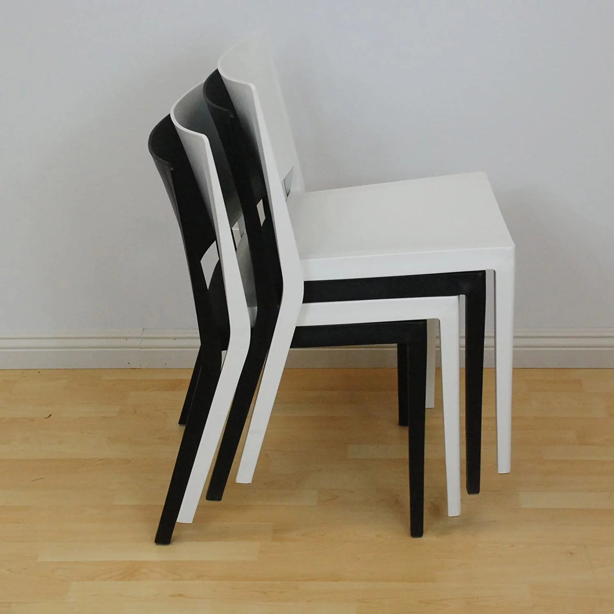 White Molded Plastic Side Chairs Set of 2 Z7467