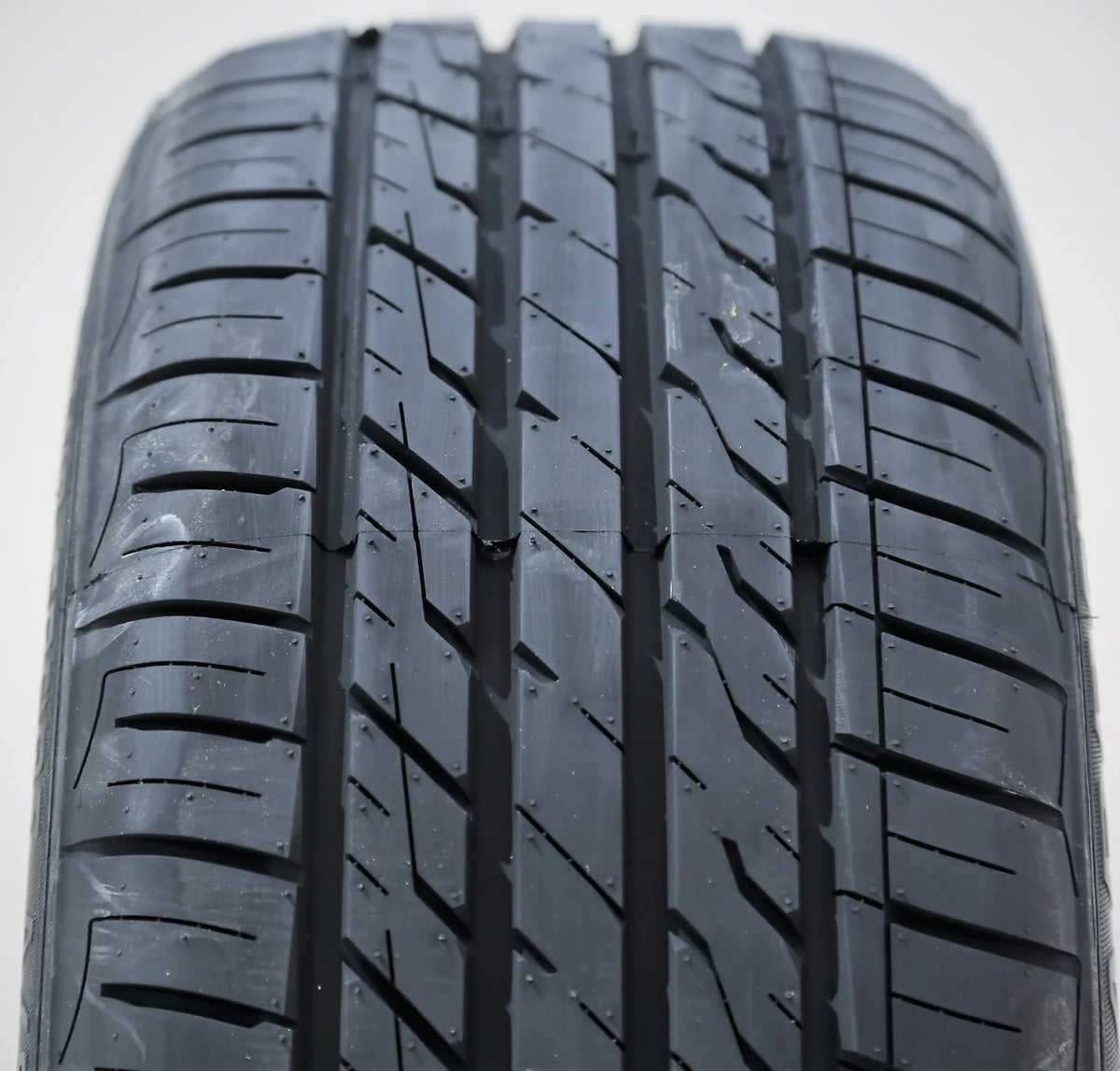 235/40R19 96 W All-Season E605