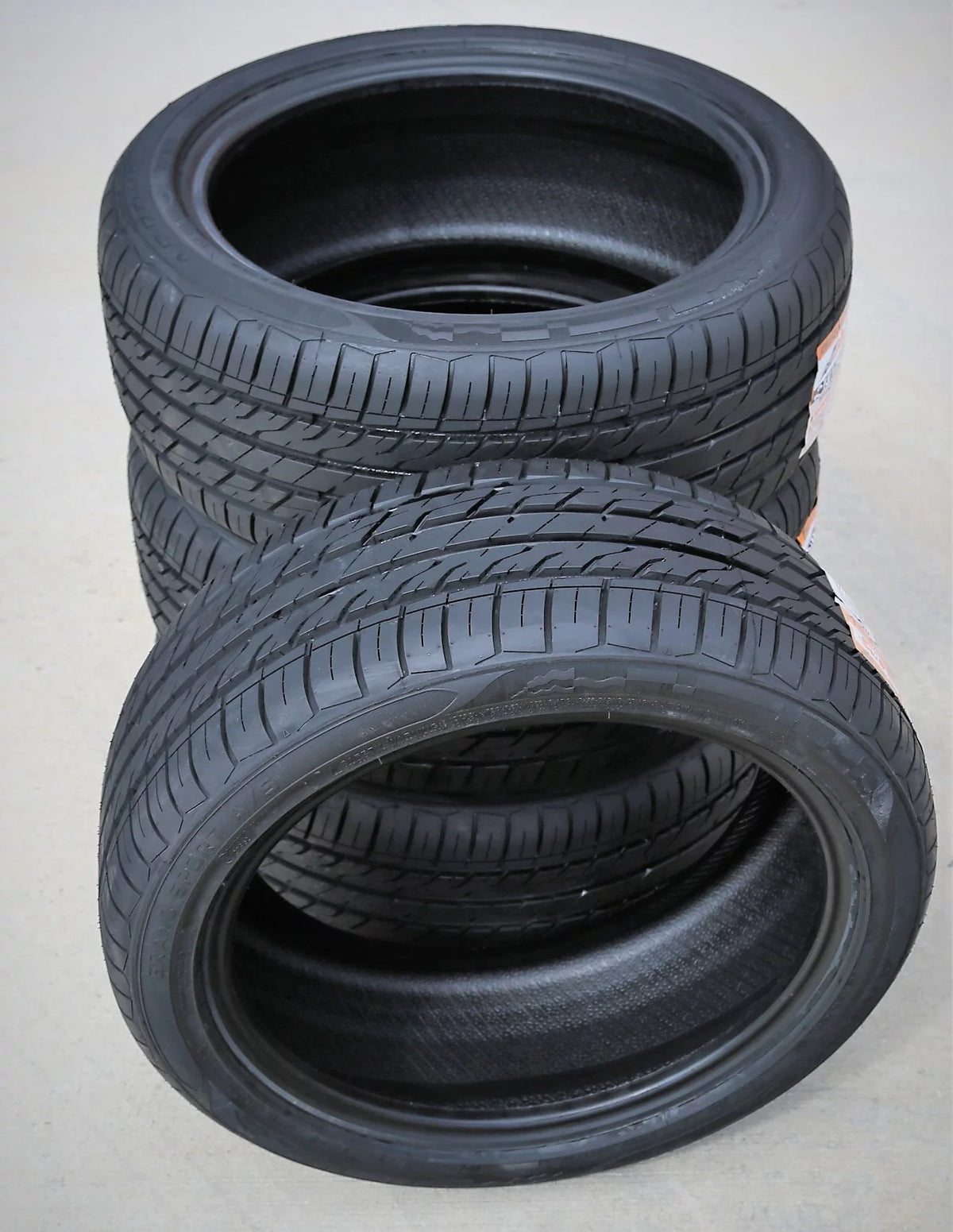 235/40R19 96 W All-Season E605
